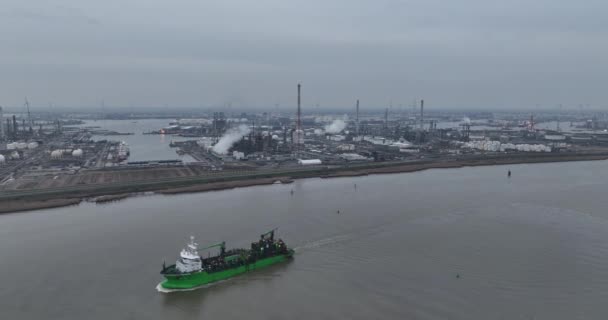 Порт Антверпена Бельгія Корабель Проходить Перед Великим Нафтопереробним Заводом — стокове відео