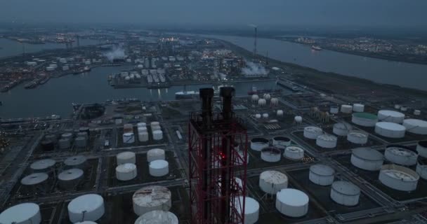 Stos Dymu Rafinerii Porcie Antwerpii Belgia Przetwarzanie Paliw Kopalnych Bazie — Wideo stockowe