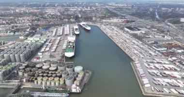 Schiedam, Zuid Holland, Hollanda, 9 Mart 2024: Yük taşımacılığı, gemi taşımacılığı, iç sular, atölyeler ve depolar ve depo transferi şirketi için DFDS terminali.