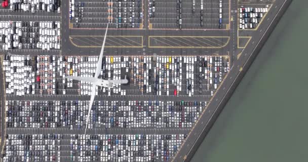 自動車ターミナル 車両の空中トップダウンドローンビューは 海上輸送の準備ができています — ストック動画