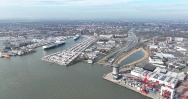 Schiedam, Zuid Holland, Hollanda, 9 Mart 2024: Benelux tüneli Schiedam ve Pernis arasındaki A4 otoyolunda yer almaktadır. Araçlar Nieuwe Maas 'ın altından geçiyor. Rotterdam Limanı. Havadan