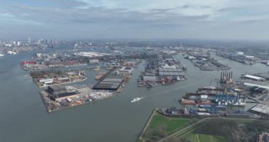 Rotterdam Limanı, büyük sanayi limanı ve arka planda Rotterdam şehrinin silueti. Nieuwe Maas Nehri.