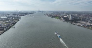 Nieuwe Maas, Rotterdam, Schiedam en Vlaardingen boyunca uzanıyor. Burası Rotterdam Limanı. Endüstriyel ulaşım ve nakliye.
