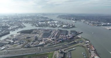 Rotterdam, Zuid Holland, Hollanda, 9 Mart 2024: Nieuwe Maas, Benelux tüneli, Rotterdam hava aracının limanı. İç nakliye ve ulaşım, petrokimya endüstrisi. Kuş bakışı
