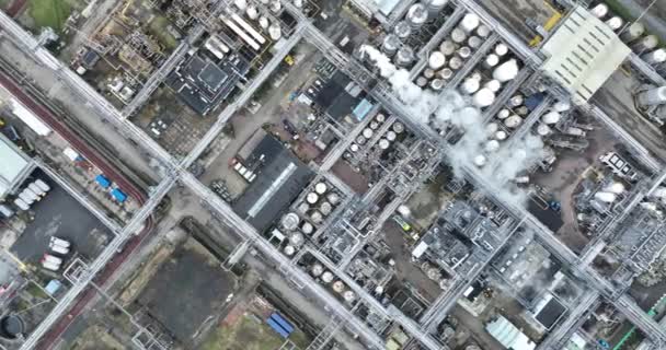 Верхний Вид Беспилотников Химическую Промышленность Контейнеры Хранения Дым Трубы Линии — стоковое видео