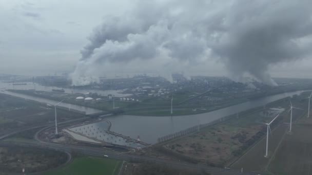 Antwerpeni Kikötőben Belgium Működő Vegyipar Légi Hiperugrása Szállítás Termelés Füstfelhők — Stock videók
