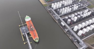 Petrokimyasal konteynırlar ve gemi üzerindeki hava aracı görüntüsü, su üzerindeki gaz ve sıvı enerjinin taşınması. Denizcilik endüstrisi.
