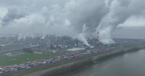 Воздушные Птицы Взгляд Химической Промышленности Порту Антверпена Бельгия Подчеркивая Дымовые — стоковое видео