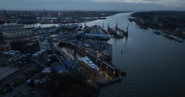 穿过城市的汉堡易北河 右边是汉堡市 左边是最大的工业港口 — 图库视频影像