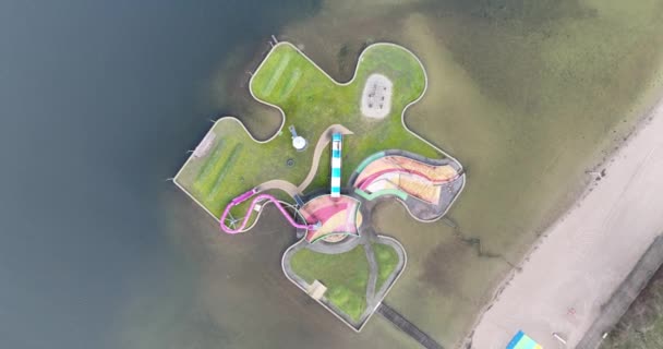 위트레흐트와 사이의 레크리에이션 Maarsseveense Plassen 호수에 어린이 놀이터 조각의 형태로 — 비디오