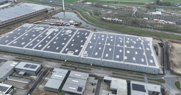 オランダの太陽光発電のエネルギー配電センターの空中ドローンビュー ロジスティクスと持続可能な企業 — ストック動画