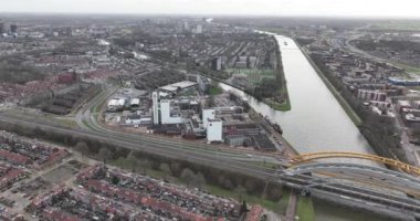 Utrecht, Utrecht ili, Hollanda, 7 Şubat 2024: Douwe Egbert fabrikası, kahve ve çay üretimi ve dağıtımcısı. Kahve kızartma şirketi. Vleutense Köprüsü. Bilinen adıyla
