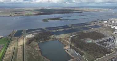 Güneş panelleri ve endüstriyel Moerdijk arazisi, büyük bir kimya parkı ve rafinerisi. sürdürülebilir yenilik ve enerji.