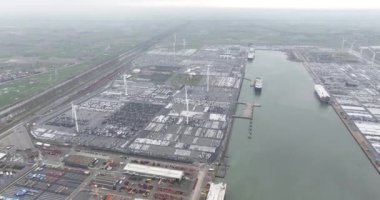 Büyük RoRo terminali. Denizaşırı nakledilen kargo gemisinden açılıp Antwerp limanındaki gemi kapılarından veya rampalardan boşaltılıyor. taşınabilir kargo,