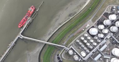 Terneuzen, Toplu Enerji ve Kimyasal Ürünler bu terminallerde depolanmıştır. Çok yönlü deniz ve kara taşımacılığı. Yakıt ve enerji ürünleri. Depolama kulübeleri ve bir gemi yanaştı.