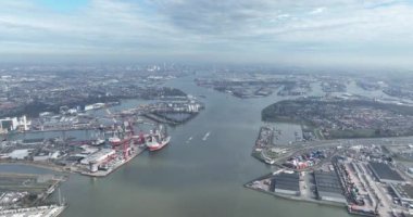 Rotterdam limanı, Nieuwe Maas nehri. Hava aracı görünümü.