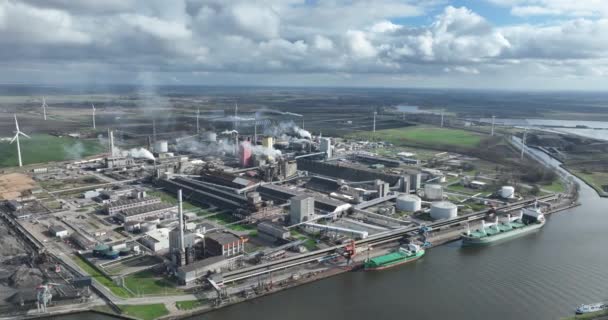 スリスキルの肥料生産拠点は ゲントからテルニゼンに運河に位置しています 北海ガスを使用して 高品質の窒素肥料や産業化学物質を生産しています — ストック動画