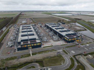 Hollanda 'nın Middenmeer kentindeki Tarım Limanı iş parkında büyük bir veri merkezi inşa edildi. İnternet ve bilgi teknolojileri ve Yapay Zeka altyapısı.