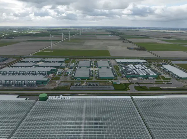 Veri merkezi, bilgisayar merkezi işletme kritik bilişim ekipmanları sunucuları yerleştirildi. Yapay zeka ve internet altyapısı. Hava aracı görünümü.