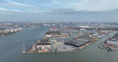 Rotterdam Limanı, Nieuwe Maas ve endüstriyel liman. Avrupa 'nın en büyük limanlarından biri. Hava manzarası, arka planda şehir silüeti. Netehrlands.