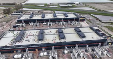 Hollanda 'nın Middenmeer kentindeki Tarım Limanı iş parkında büyük bir veri merkezi inşa edildi. İnternet ve bilgi teknolojileri ve Yapay Zeka altyapısı.