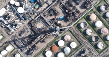 Hollanda, Pernis 'te büyük bir petrokimyasal rafineri. Büyük endüstriyel tesis. Liman limanında depolama konteynırları, ambarlar ve boru hatları. Hava aracı görünümü.