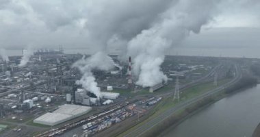 Antwerp 'teki kimyasal merkez, Avrupa' nın en büyük entegre kimyasal kümesi. Üretim ve işleme. Kimyasal üretim, ticari endüstriyel kimya endüstrisi.