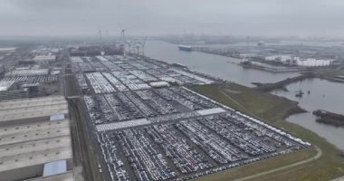 Belçika 'nın Antwerp limanındaki Antwerp limanındaki deniz taşımacılığı terminalinde araç ve diğer araçlara tepeden aşağıya hava aracı görüntüsü.