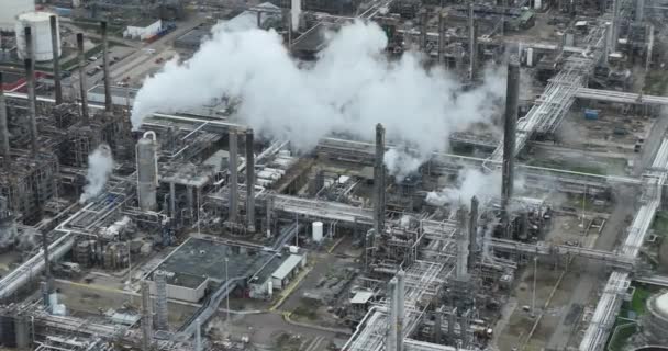 飞机俯瞰欧洲西北部最大的化学集群之一 陶氏化工厂 化学工业设施 集装箱和烟雾堆 — 图库视频影像