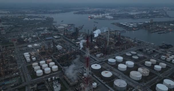 Pila Humo Refinería Puerto Amberes Bélgica Procesamiento Combustibles Fósiles Base — Vídeo de stock