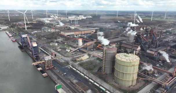 比利时根特高炉炼钢 钢铁生产过程中船舶装卸原材料的装货港起重机 — 图库视频影像