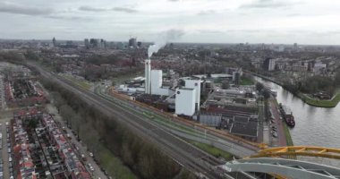 Utrecht, Utrecht ili, Hollanda, 7 Şubat 2024: Douwe Egbert fabrikası, kahve ve çay üretimi ve dağıtımcısı. Kahve kızartma şirketi. Vleutense Köprüsü. Bilinen adıyla