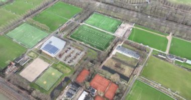 Amatör spor sahalarının, farklı sporların, Amerikan futbolunun, futbolun, tenisin, lakrosun ve tenisin hava aracı görüntüsü. Hollanda 'da Spor.