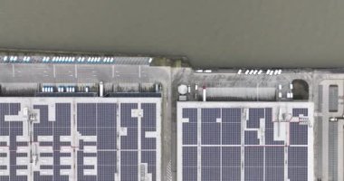 Kanaaldijk boyunca Utrecht 'te yeni modern dağıtım merkezi inşa edin. Utrecht 'in endüstri ve iş dünyası üzerine hava aracı görüşü.