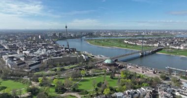 Almanya 'nın Düsseldorf şehrinde hava aracı görüntüsü. Şehir silüeti, TV kulesi, Rheinknie köprüsü, Ren nehri ve şehir altyapısı.