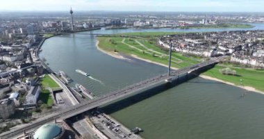 Ren diz köprüsü kablosundaki hava aracı görüntüsü Düsseldorf 'taki Ren Nehri' nin üzerinde altı şeritli otoyolu ve iki birleşik yaya ve bisiklet yolu ile köprü olarak kaldı...