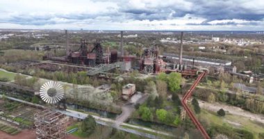 Landschaftspark Duisburg Nord Alman şehri Duisburg 'da bir halk parkı. Kalorifer ocağının kalıntıları. Ruhr bölgesinde eğlence parkı ve eğlence merkezi.