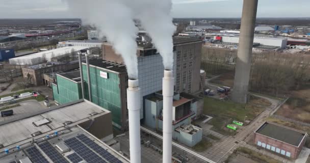 ユトレヒト オランダ ユトレヒト オランダ 2024年2月7日 セントレール ワイドで煙を放出する2つの煙のスタックは ユトレヒトのオランダの自治体の発電所です — ストック動画