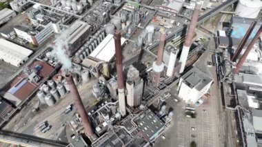 Almanya, Düsseldorf 'taki ikonik tüketici malları fabrikasının bacaları. Kimya fabrikası ve tesisi. Ağır sanayi tesislerinin hava aracı görüntüsü.