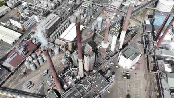 德国杜塞尔多夫标志性消费品工厂的烟囱 化工厂和设施 重型工业设施空中无人机视图 — 图库视频影像