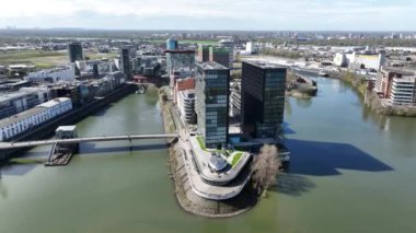 Düsseldorf, Kuzey Ren Vestfalyası, Almanya, 31 Mart 2024: Eski Düsseldorf limanı, şimdi Medienhafen, oteller, medya, tasarım ve moda şirketlerinin yer aldığı eski ve modern inşa binaları