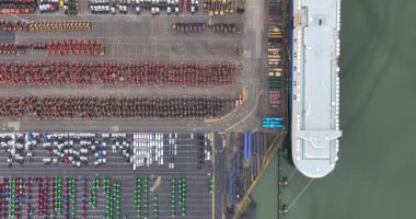 Zeebrugge, Batı Flanders, Belçika eyaleti, 3 Mart 2024: Zeebrugge, Belçika limanındaki bir roll-off terminalinin insansız hava aracı görüntüsü.