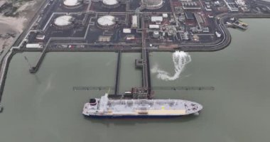 Sıvılaştırılmış doğal gaz için boşaltma ve depolama, LNG gemileri tarafından sağlanmaktadır..