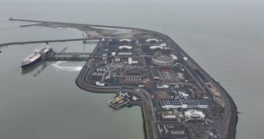 LNG terminali, sıvılaştırılmış doğal gaz, azot, propan ve etan gibi gaz kalıntıları içeren metan karışımı. Denizaşırı ulaşım.
