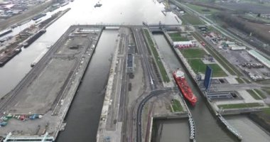 Terneuzen, Hollanda 'daki Sluizencomplex Terneuzen veya Noordzeesluizen. İç nakliye kanalına erişim sağlıyor. Gent, Terneuzen Kanalı. Endüstriyel deniz nakliye rotası altyapısı