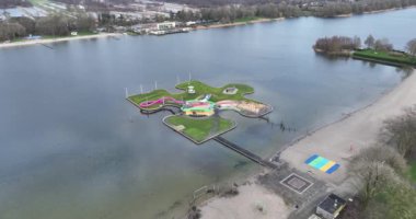 Maarsseveense Plassen 'de bir göldeki çocuk parkı, Utrecht ve Maarssen arasındaki eğlence alanı. Yapboz şeklinde küçük bir ada..