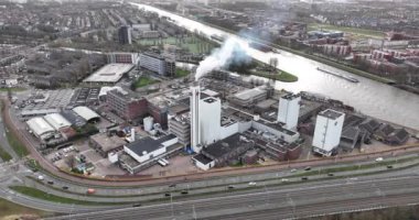 Utrecht, Utrecht ili, Hollanda, 7 Şubat 2024: Douwe Egbert fabrikası, kahve ve çay üretimi ve dağıtımcısı. Kahve kızartma şirketi. Vleutense Köprüsü. Bilinen adıyla