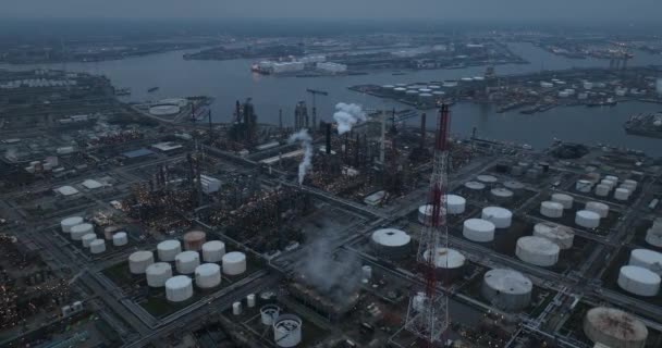 Stort Petrokemiskt Industriraffinaderi Skymningen Antwerpens Hamn Stora Silor Och Förvaringscontainrar — Stockvideo