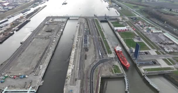 Sluizencomplex Terneuzen Neboli Noordzeesluizen Nizozemském Terneuzenu Poskytuje Přístup Vnitrozemským Lodním — Stock video