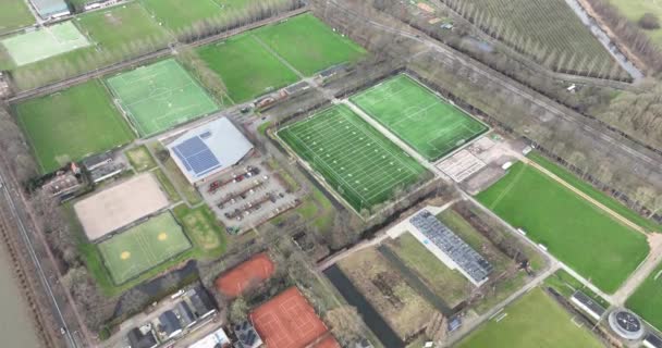 从空中俯瞰一系列业余运动场 各种运动 美式足球 曲棍球和网球 荷兰的体育活动 — 图库视频影像